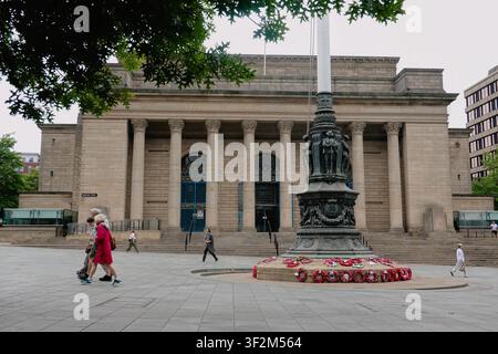 Fassade des Sheffield City Hall mit großen neoklassizistischen Säulen hinter dem Kriegsdenkmal in Barker's Pool, Sheffield, South Yorkshire, England, UK. Stockfoto