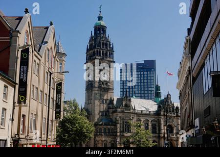 Das historische Sheffield Town Hall und sein Uhrturm, gesehen von Fargate nahe Orchard Square, mit Fußgängern und der englischen Flagge, die in Sheffield weht Stockfoto