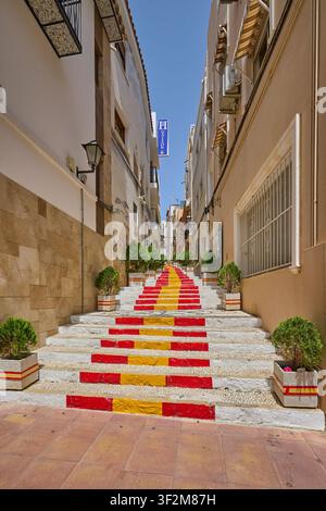 Dekorative Treppe in spanischen Farben in der Altstadt. Calpe, Spanien - 11. Juli 2026. Stockfoto