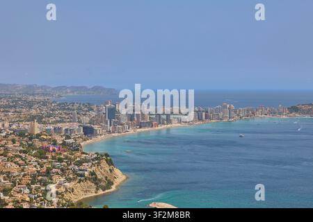 Panoramische Luftaufnahme der Stadt Calpe und der Mittelmeerküste. Stockfoto