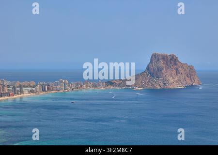 Penon de Ifach-Fels erhebt sich über dem Mittelmeer in Calpe, Spanien. Stockfoto