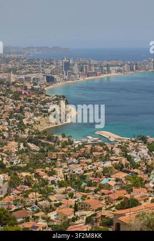 Panoramische Luftaufnahme der Stadt Calpe und der Mittelmeerküste. Stockfoto