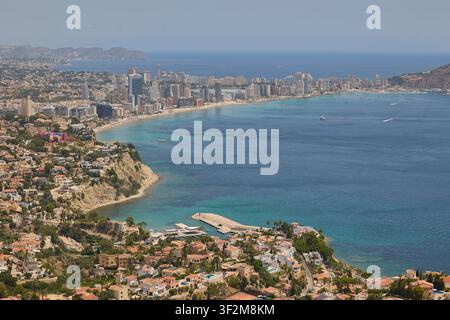 Panoramische Luftaufnahme der Stadt Calpe und der Mittelmeerküste. Stockfoto