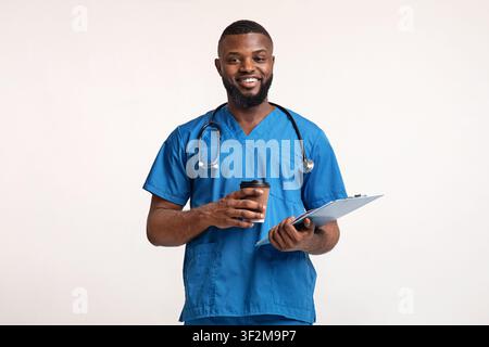 Glücklicher schwarzer Arzt mit medizinischer Karte mit Kaffeepause Stockfoto