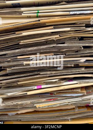 Gestapelte Wellplatten, die die geschichtete wellige Rillenstruktur freilegen Stockfoto
