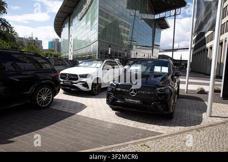 Berlin, Berlin, Deutschland. 19. Juli 2026. Ein Mercedes-Benz-Händler wird am Sonntag, dem 19. Juli 2026, in Berlin, Deutschland, gezeigt. Mercedes-Benz ist einer der größten Automobilhersteller Deutschlands mit einem umfangreichen Einzelhandels- und Servicenetz, das Kunden in Deutschland und internationalen Märkten bedient. (Bildnachweis: © Michael Kuenne/PRESSCOV über ZUMA Press Wire) NUR FÜR REDAKTIONELLE VERWENDUNG! Nicht für kommerzielle VERWENDUNG! Stockfoto