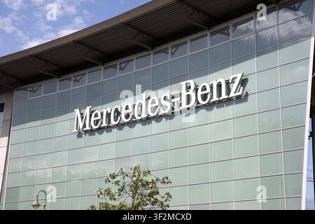 Berlin, Berlin, Deutschland. 19. Juli 2026. Ein Mercedes-Benz-Händler wird am Sonntag, dem 19. Juli 2026, in Berlin, Deutschland, gezeigt. Mercedes-Benz ist einer der größten Automobilhersteller Deutschlands mit einem umfangreichen Einzelhandels- und Servicenetz, das Kunden in Deutschland und internationalen Märkten bedient. (Bildnachweis: © Michael Kuenne/PRESSCOV über ZUMA Press Wire) NUR FÜR REDAKTIONELLE VERWENDUNG! Nicht für kommerzielle VERWENDUNG! Stockfoto