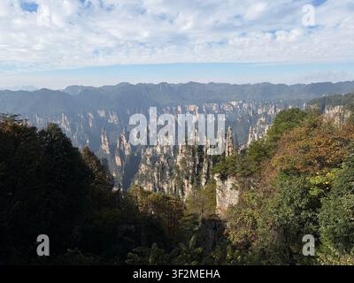 5. November 2025, Wulingyuan, Zhangjiajie, China – Hoch aufragende Sandsteinpfeilerformationen erheben sich über bewaldete Täler im Wulingyuan-Landschaftsgebiet, UNESCO-Weltkulturerbestätte, Provinz Hunan. Stockfoto