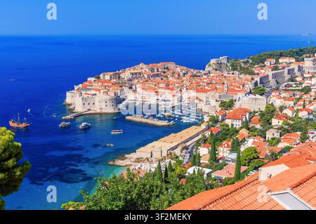 Dubrovnik, Kroatien. Ein Panoramablick auf die ummauerte Stadt und den Hafen von Dubrovnik. Stockfoto