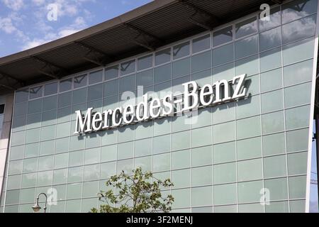 Berlin, Deutschland. 19. Juli 2026. Ein Mercedes-Benz-Händler wird am Sonntag, dem 19. Juli 2026, in Berlin, Deutschland, gezeigt. Mercedes-Benz ist einer der größten Automobilhersteller Deutschlands mit einem umfangreichen Einzelhandels- und Servicenetz, das Kunden in Deutschland und internationalen Märkten bedient. (Foto von Michael Kuenne/PRESSCOV/Sipa USA) Credit: Sipa USA/Alamy Live News Stockfoto