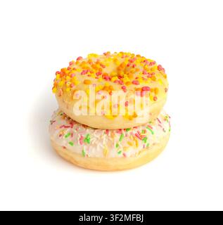 Gelbe Donuts isoliert, glasierte mattierte Donuts mit bunten Sprinkles, Kreis Kuchen Donuts auf weißem Hintergrund Stockfoto