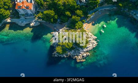 Luftaufnahme von oben der Medvidina-Höhlenklippe und der türkisfarbenen Bucht in Brela, Kroatien Stockfoto