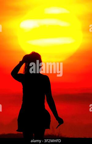 Isle of Palms, Vereinigte Staaten. 19. Juli 2026. Eine junge Frau, von der Aufgangs Sonne in Silhouette, läuft an einem heißen, dunstigen Morgen entlang der Wild Dunes, am 19. Juli 2026 in Isle of Palms, South Carolina. Credit: Richard Ellis/Richard Ellis/Alamy Live News Stockfoto