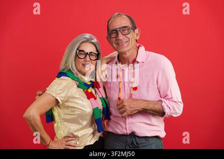 Stilvolles Seniorenehepaar umarmt aktive positive Langlebigkeit Stockfoto