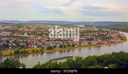 Blick von einem Hügel aus auf den Rhein und die Stadt Koblenz Stockfoto