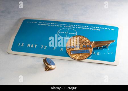 1973 Pan American Airlines Ausweiskarte, Flügel- und Dienstabzeichen für eine Stewardess, USA, Stillleben Stockfoto