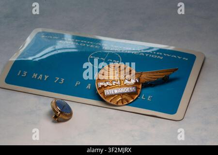 1973 Pan American Airlines Ausweiskarte, Flügel- und Dienstabzeichen für eine Stewardess, USA, Stillleben Stockfoto