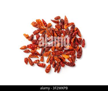 Trockene Chilischoten isoliert, rote Chili-Gewürzansicht von oben. Ganzer pikanter Paprikahaufen, kleines rotes Chili-Gewürz auf weißem Hintergrund, scharfe Cayennepfefferflocken Stockfoto
