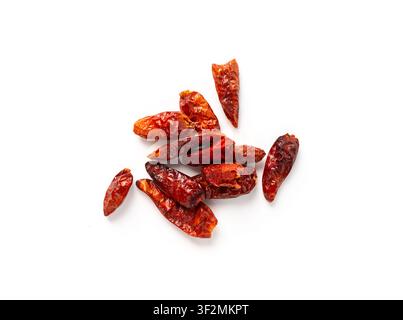 Trockene Chilischoten isoliert, rote Chili-Gewürzansicht von oben. Ganzer pikanter Paprikahaufen, kleines rotes Chili-Gewürz auf weißem Hintergrund, scharfe Cayennepfefferflocken Stockfoto