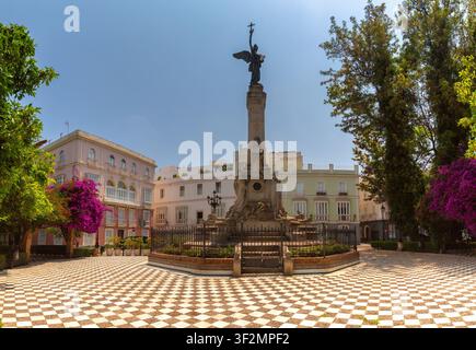Ansicht eines historischen Denkmals, umgeben von traditioneller Architektur in Cadiz, Andalusien, Spanien. Stockfoto