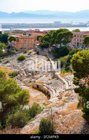 Antikes römisches Amphitheater von Cagliari mit Blick auf die Stadt und das Mittelmeer in Sardinien, Italien Stockfoto