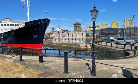 Fingal Hotel, ein schwimmendes Hotel mit gelben Gitterturmstrukturen, die für ein Offshore-Windprojekt im Hintergrund hergestellt werden, Leith Edinburgh, Schottland Stockfoto