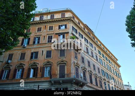 Historische Wohnapartmenthäuser mit klassischer Architektur in Rom, Italien Stockfoto