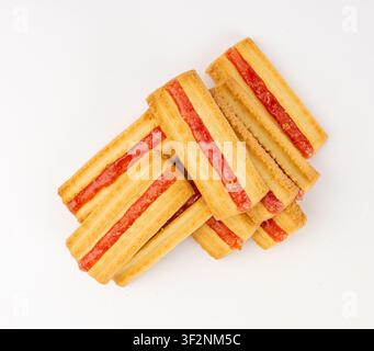 Shortbread-Stäbchen mit einem Marmeladenstreifen isoliert, Keksplätzchen, rechteckige Stücke mit Fruchtmarmelade oder Gelee auf weißem Hintergrund Stockfoto