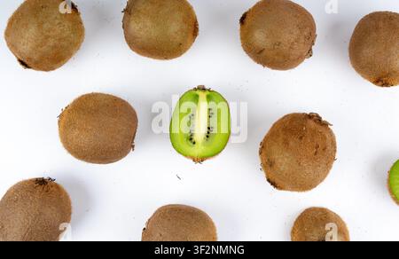 Muster aus Kiwifrüchten, grüne Textur einer Kiwischeibe, geschnittene Kiwi-Tapete, frisches saftiges tropisches Obst-Modell, kiwi-texturierter Hintergrund Stockfoto