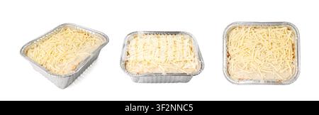 Lasagneanteil in Aluminiumfolie isoliert. Im Ofen gebackene Lasagne, Nudelschichten mit Käse, Hackfleisch, Tomaten, fertige Lasagne Verpackung für h Stockfoto
