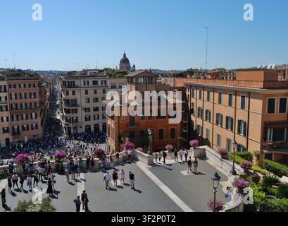 Blick von der Scalinata di Trinità dei Monti/Spanish Stairs zur Piazza di Spagna, Rom, Lazio, Italien, April 2024 Stockfoto