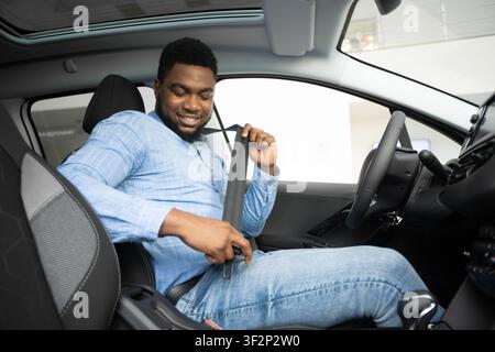Afroamerikanischer Mann Legt Sicherheitsgurt In Auto An Stockfoto