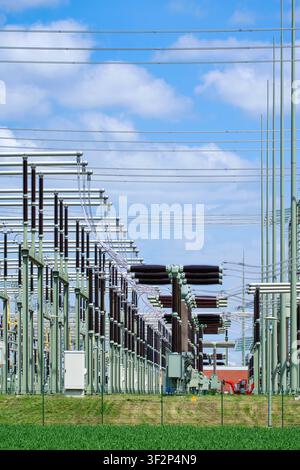 Hochspannungsstromnetzunterstation-Schaltanlagenausrüstung und Keramikisolatoren im Nahaufnahme, Energieverteilung und Stromversorgungsinfrastruktur Stockfoto