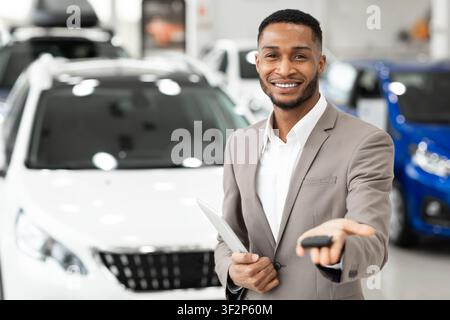 Car Seller Manager Bietet Auto Key Im Händlerschauraum An Stockfoto