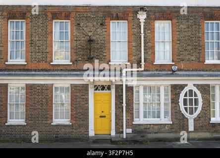 Historisches Backsteinhaus mit gelber Tür und weißen Fenstern, Cardinal's Wharf, Bankside, Bezirk Southwark, London, England, Großbritannien, Groß Brita Stockfoto