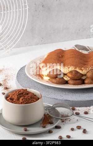 Ein klassisches italienisches Tiramisu mit Schichten aus Löffelbiskuits und reichhaltiger Mascarpone-Creme, bestäubt mit Kakao. Generative KI. Stockfoto
