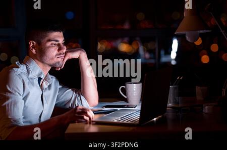 Müder Geschäftsmann Am Laptop, Der Nachts Im Modernen Büro Arbeitet Stockfoto