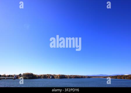 Tama-See und EinlassTurm mit Mt. Fuji im Herbst in Tokio, Japan Stockfoto