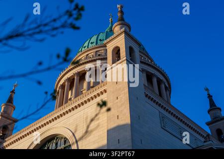 Niedrigwinkelaufnahme der Kuppel und der klassischen Architektur der Nikolaikirche am Alten Markt in Potsdam, Brandenburg, Deutschland. Stockfoto