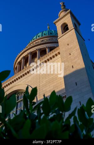 Niedrigwinkelaufnahme der Kuppel und der klassischen Architektur der Nikolaikirche am Alten Markt in Potsdam, Brandenburg, Deutschland. Stockfoto