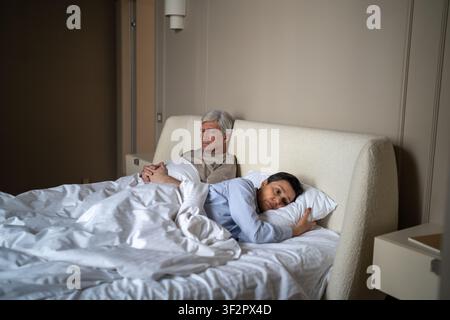 Frustrierter, beleidigter älterer Ehemann, der über das Verhalten der älteren Ehefrau nach einem Familienkonflikt verärgert ist. Stockfoto