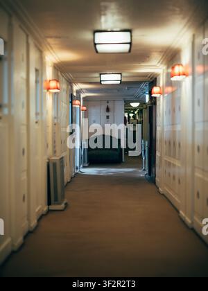 Langer schmaler Korridor, der von Kabinen flankiert ist, im historischen Ozeandampfer Hikawa Maru in Yokohama Stockfoto