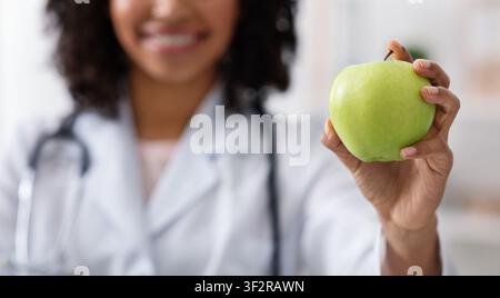 Grüner Apfel in Arzthand, Nahaufnahme Stockfoto