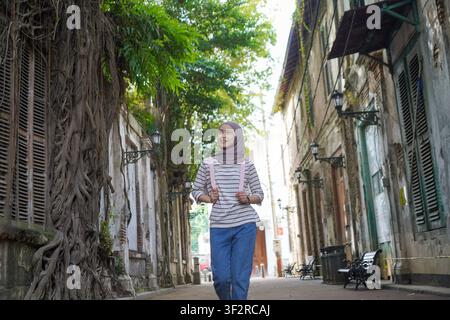 asiatische muslimische Frau geht auf der Straße in Kota Lama oder der Altstadt von Semarang, Indonesien Stockfoto