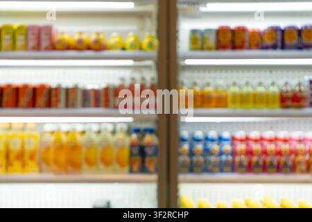 Supermarktgang und Regale mit unscharfem Hintergrund Stockfoto