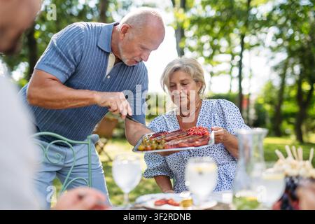 Familienessen während der Grillparty. Stockfoto