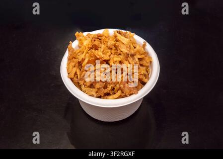 Goldene Brühe Meeresfrüchte Cazuela mit Krabben und Garnelen in einer Terracottaschale Stockfoto