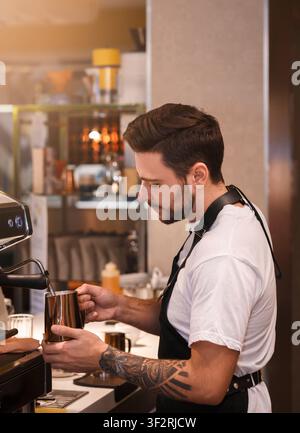 Professionelle Barista Kaffeezubereitung Mit Coffee-Machine Standing In Cafe Stockfoto