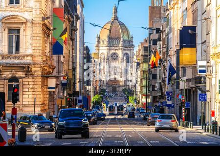 Straße Rue de la Regence und Justizpalast in Brüssel Ansicht. Hauptstadt von Belgien Stockfoto