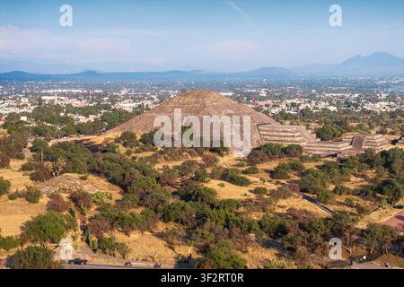 Luftbild der Pyramiden der Sonne und des Mondes in Teotihuacan, Mexiko Stockfoto